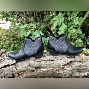 🕸️Ariat Astor Black & Gray Ankle Boots